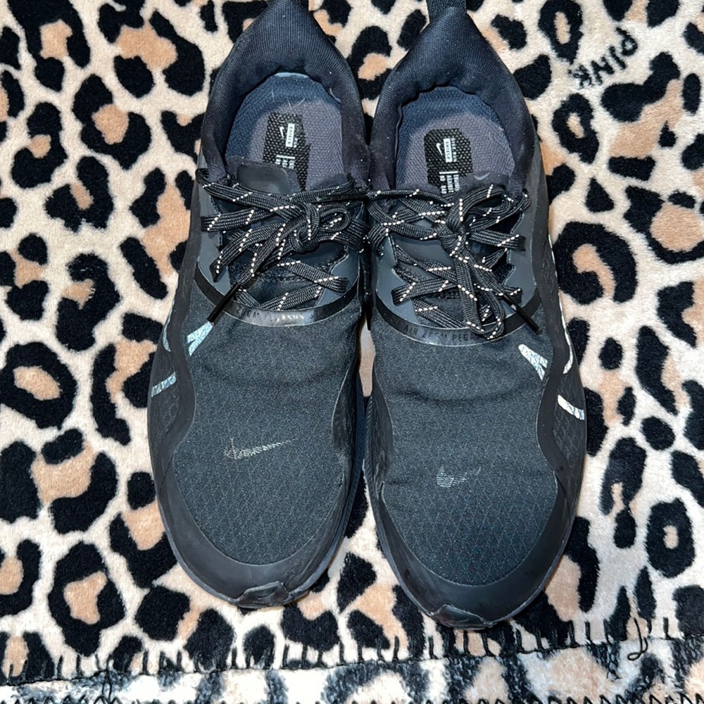Women’s Nike black with a gray Nike symbol